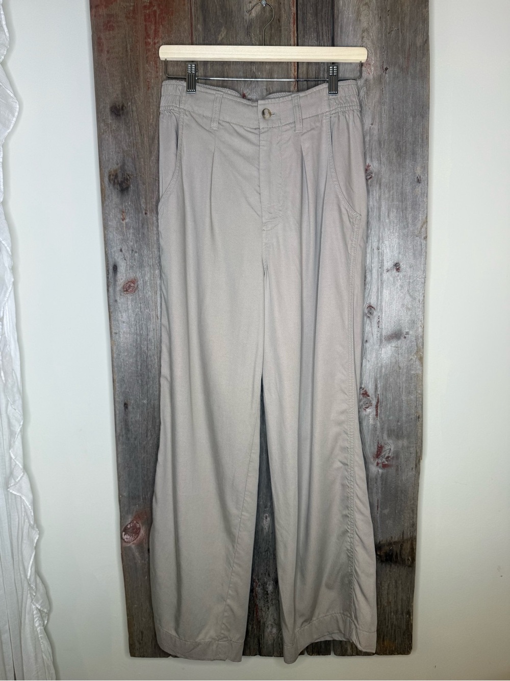 Madewell Neale High Rise Wide-Leg Pleated Trouser in Khaki size 4